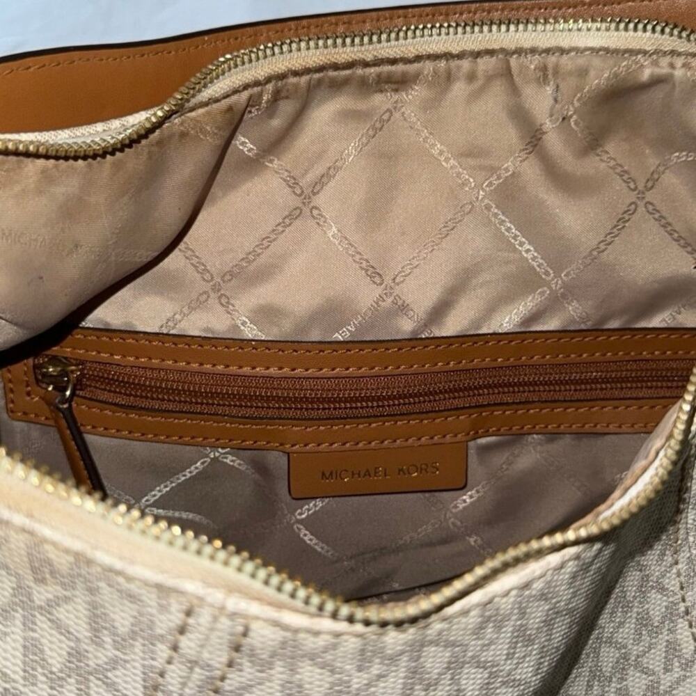 Michael Kors Sienna Large Logo Shoulder Bag in the color White/Acorn. - Picture 6 of 6